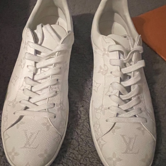 Men’s Louis Vuitton white sneaker - Picture 7 of 10
